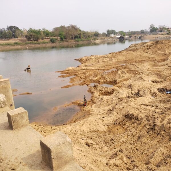 रेत निकालने एनीकट को ही करा दिया खाली!ठेकेदार की मनमानी से सांकरदाहरा में गहराया निस्तार संकट