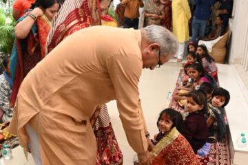 नवरात्रि के अवसर पर मुख्यमंत्री  भूपेश बघेल और उनकी धर्मपत्नी  मुक्तेश्वरी बघेल ने आज अपने भिलाई निवास में कन्या पूजन किया