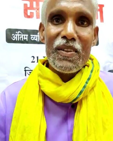 गोबर की आमदनी से आदिवासी किसान ने खरीदा ट्रैक्टर