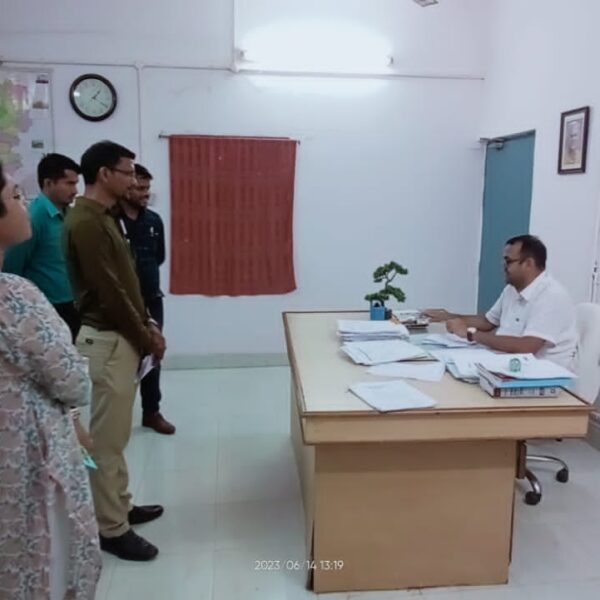 समुदायिक स्वास्थ्य केंद्र डोंगरगांव के चिकित्सक व कर्मचारी इलाज को छोड़कर पानी के लिए दर-दर भटक रहे हैं