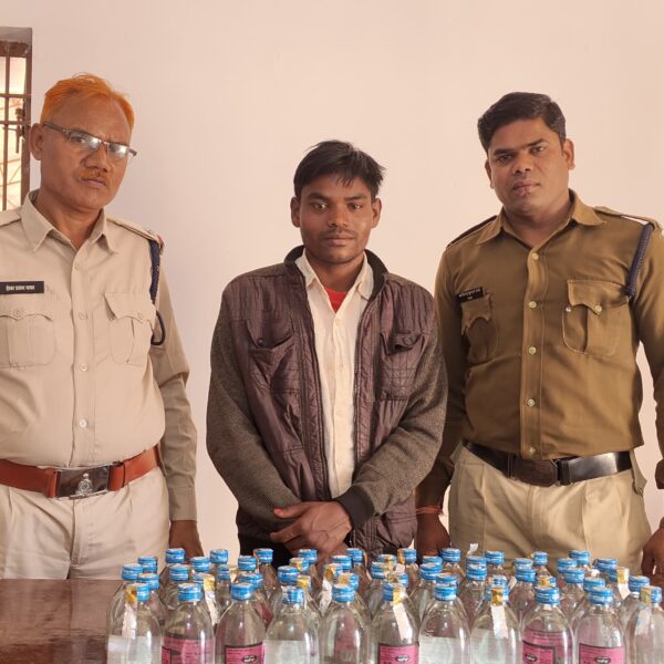 शराब तस्कर केवल दास लहरे को डोंगरगांव पुलिस ने रंगे हाथों शराब सहित पकडा