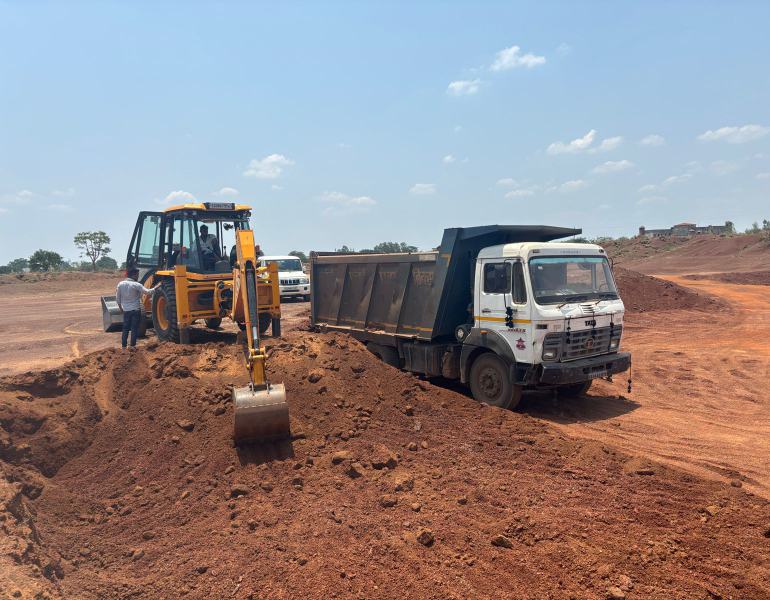 अवैध खनन पर खनिज विभाग की कार्रवाई, एक हाइवा एवं 2 जेसीबी किया जब्त