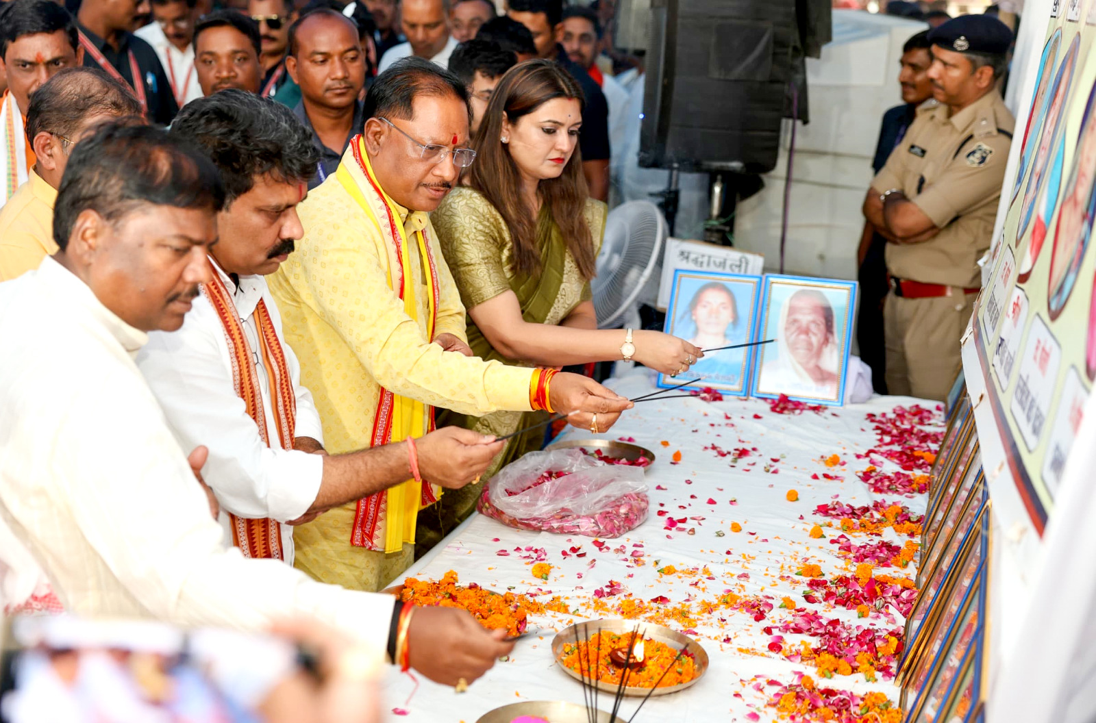 कवर्धा पिकअप हादसे के मृतकों के परिजनों से मिलने उनके गांव सेमरहा पहुंचे सीएम साय