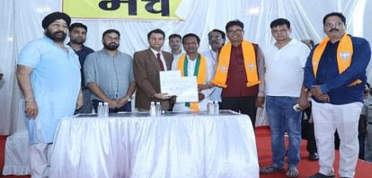 रायगढ़ लोकसभा से भाजपा के राधेश्याम राठिया जीते, कलेक्टर कार्तिकेय गोयल ने सौंपा निर्वाचन प्रमाण पत्र