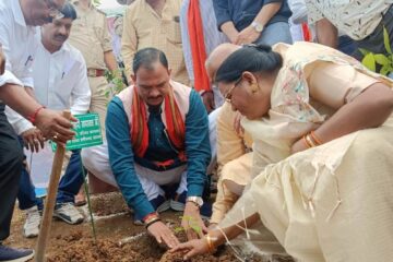 कैबिनेट मंत्री श्याम बिहारी जायसवाल ने मियावाकी पद्धति से पौधारोपण कर किया वन महोत्सव का शुभारंभ