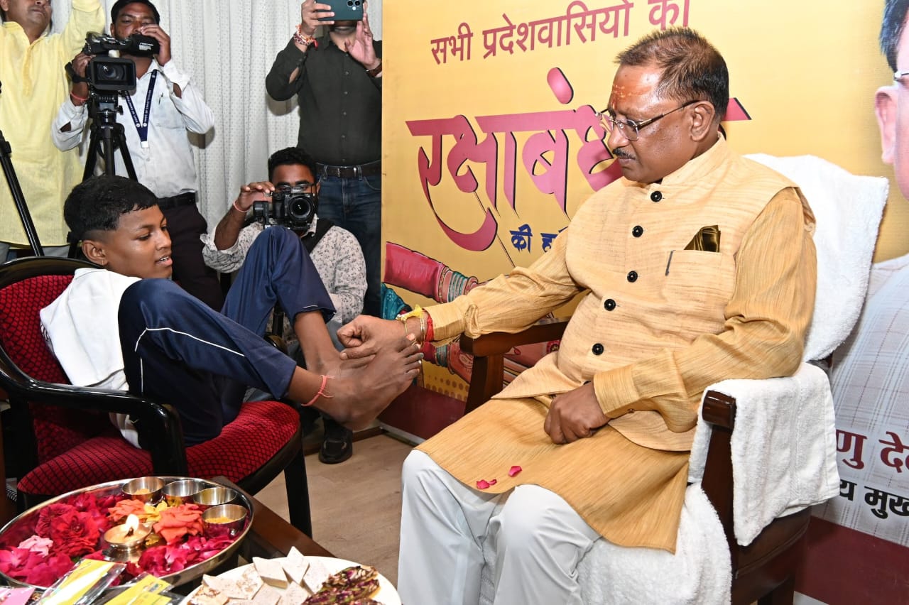 हाथ नहीं, पैरों से मुख्यमंत्री साय को वर्षा ने बांधी राखी