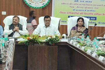 शासन की जनकल्याणकारी योजनाओं का जमीनी स्तर पर क्रियान्वयन हो - प्रभारी मंत्री देवांगन