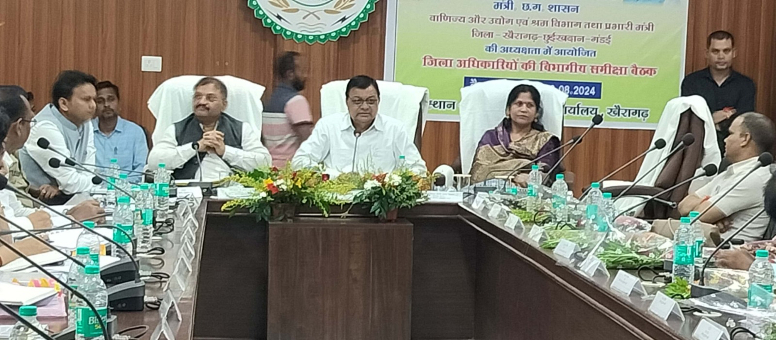 शासन की जनकल्याणकारी योजनाओं का जमीनी स्तर पर क्रियान्वयन हो - प्रभारी मंत्री देवांगन