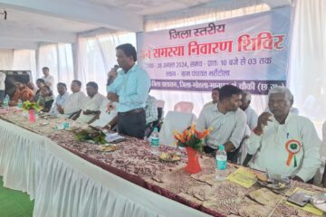 भर्रीटोला में आयोजित जिला स्तरीय जन समस्या निवारण शिविर में अधिकारियों ने सुनी ग्रामीणजनों की समस्याएं