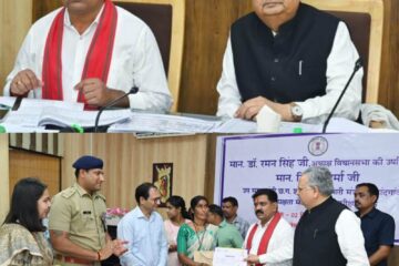 विधानसभा अध्यक्ष एवं उप मुख्यमंत्री ने राजनांदगांव जिले की लखपति दीदीयों का लखपति प्रमाण पत्र प्रदाय कर किया सम्मानित