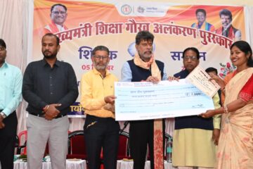 शिक्षक की भूमिका कुम्हार की तरह है जो गीली मिट्टी को घड़े का आकार देता है- विधायक किरणदेव