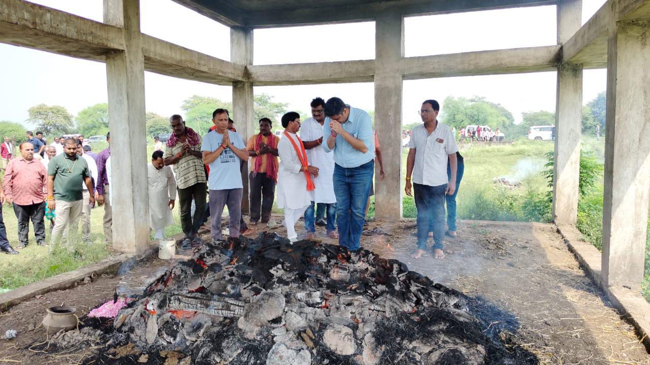 कोपेडीह निवासी परदेसी राम विश्वकर्मा के अंत्येष्टि कार्यक्रम में शामिल हुए  पूर्व सांसद अभिषेक सिंह