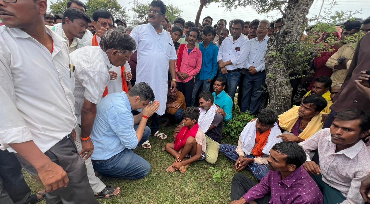 हजारों ग्रामीणों के साथ अभिषेक सिंह अंतिम संस्कार में शामिल हुए