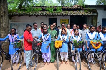 महिला एवं बाल विकास मंत्री लक्ष्मी राजवाड़े ने स्कूली छात्राओं को किया सायकल वितरण