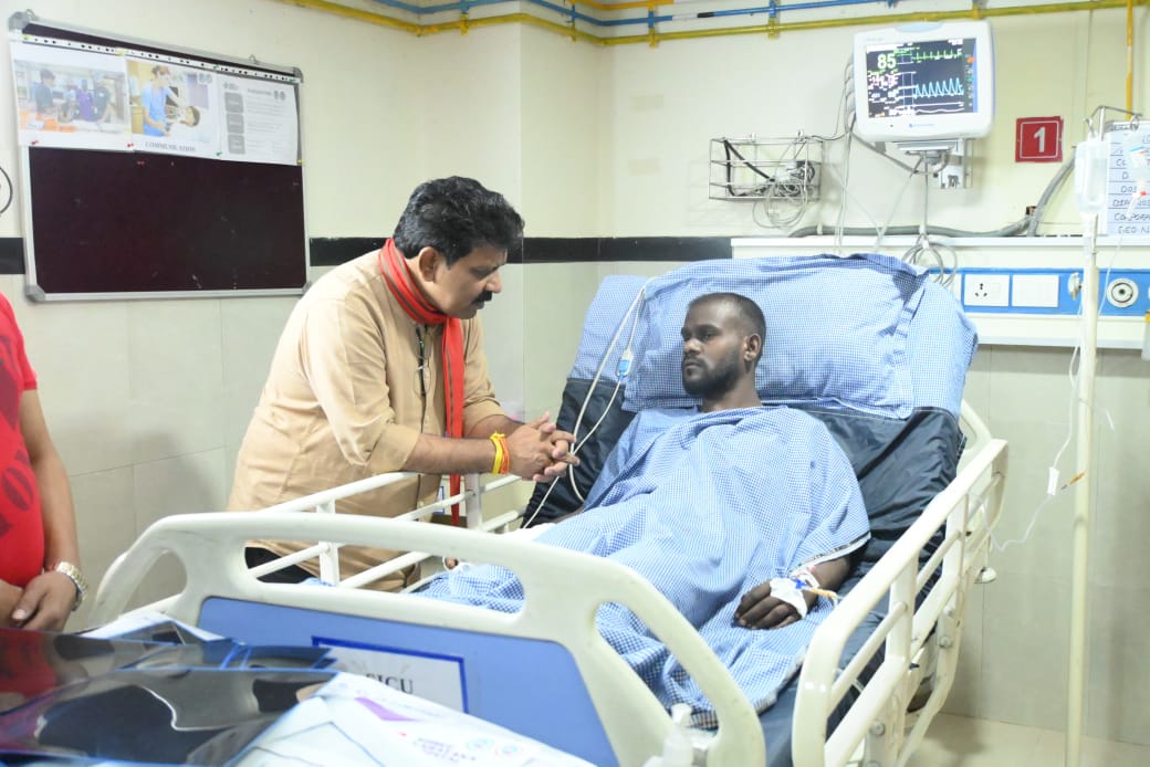 उपमुख्यमंत्री विजय शर्मा नक्सली हमले में घायल जवान से मिलने रात में ही श्री नारायणा हॉस्पिटल पहुंचे