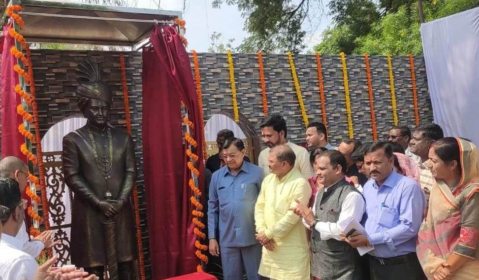 उद्योग मंत्री ने खैरागढ़ में छत्तीसगढ़ महतारी और स्व. श्री देवव्रत सिंह की प्रतिमा का किया अनावरण