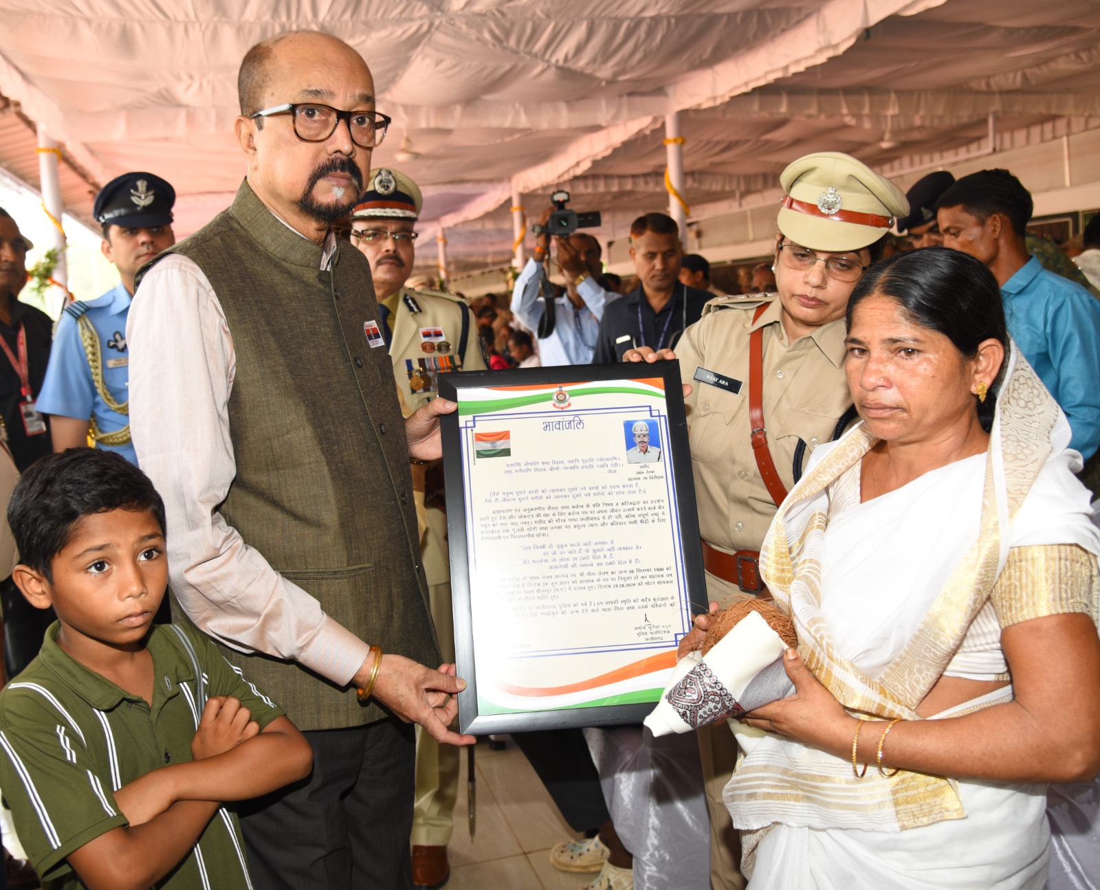 राज्यपाल डेका ने राजीव स्मृति वन में शहीद वाटिका पहुंचकर शहीदों को श्रद्धांजलि दी