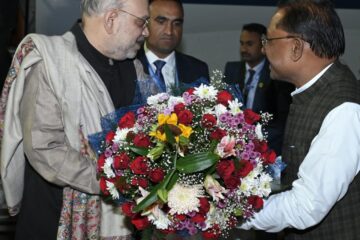 *केंद्रीय गृह मंत्री श्री अमित शाह का स्वामी विवेकानंद विमानतल पर मुख्यमंत्री श्री विष्णुदेव साय ने किया आत्मीय स्वागत* रायपुर 15 दिसंबर/ केंद्रीय गृह मंत्री श्री अमित शाह का आज स्वामी विवेकानंद विमानतल रायपुर पहुंचने पर मुख्यमंत्री श्री विष्णु देव साय ने आत्मीय स्वागत किया। इस अवसर पर उपमुख्यमंत्री श्री विजय शर्मा, उपमुख्यमंत्री श्री अरुण साव, विधायक श्री किरण सिंह देव, डीजीपी श्री अशोक जुनेजा, कलेक्टर डॉ गौरव सिंह, एसपी श्री लाल उम्मेद सिंह सहित अन्य जनप्रतिनिधिगण एवं अधिकारीगण उपस्थित थे।