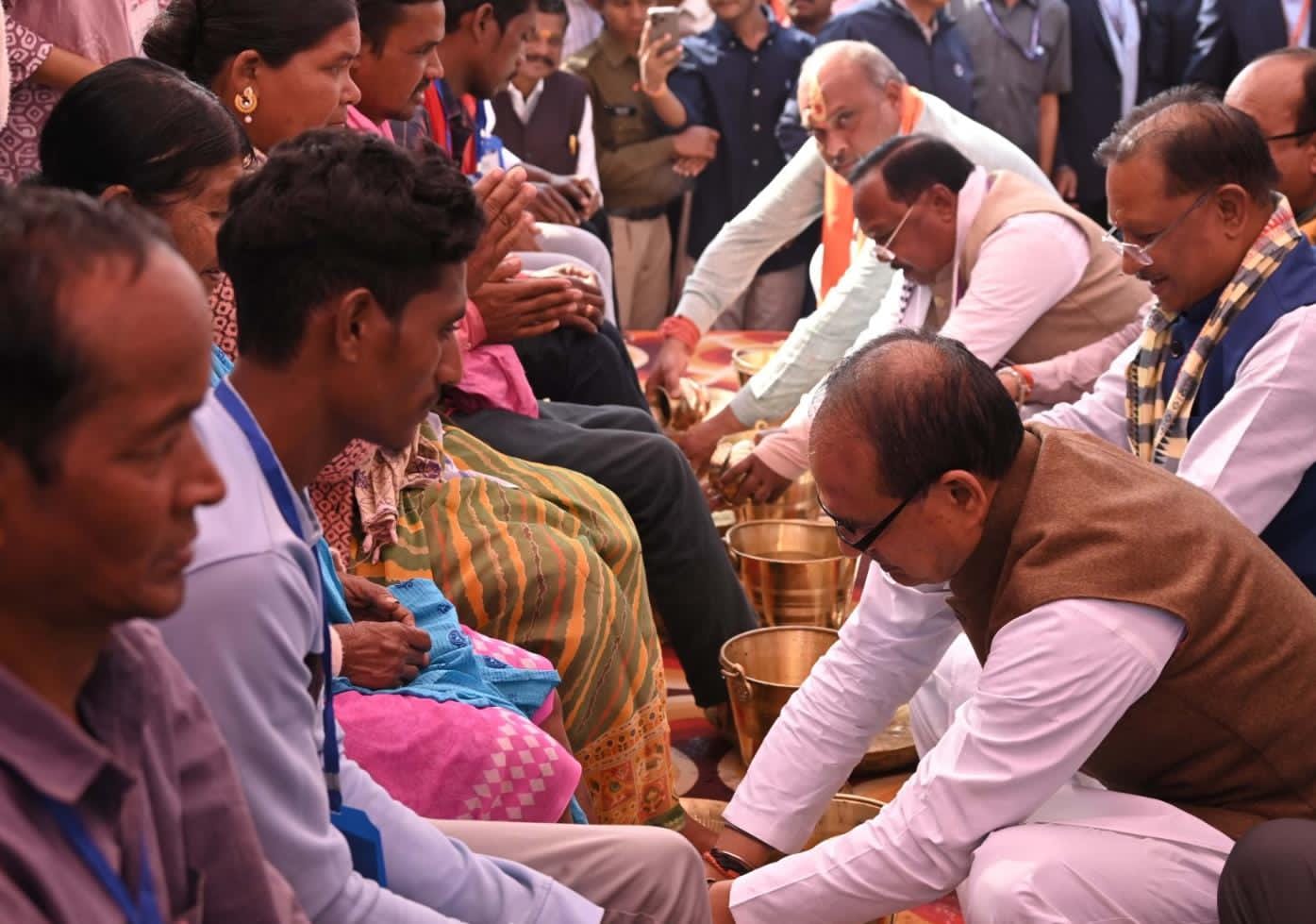 आवास योजना के लाभार्थियों का पांव पखार कर केंद्रीय मंत्री शिवराज चौहान और मुख्यमंत्री श्री साय ने किया अभिनंदन