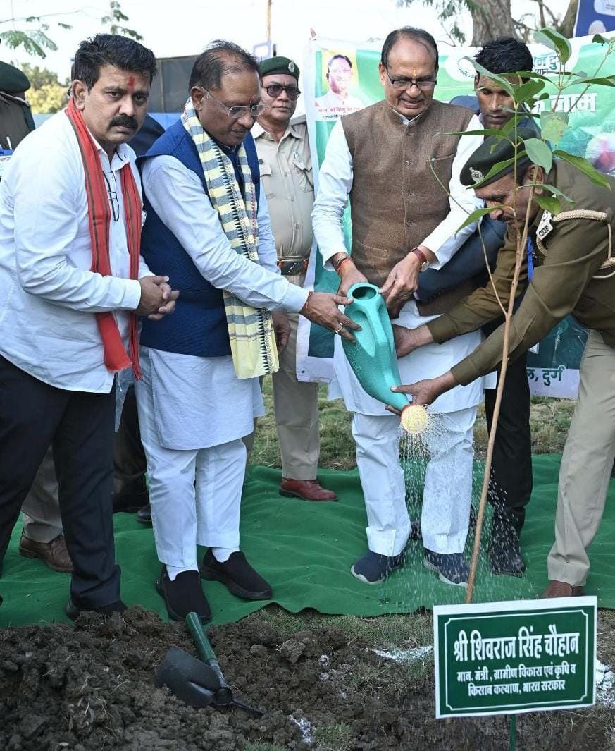 केंद्रीय मंत्री शिवराज सिंह चौहान ने नगपुरा में किया वृक्षारोपण