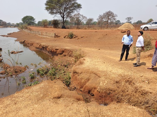 कलेक्टर ने भाठागांव बी पहुँचकर जल जतन अभियान के कार्यों का लिया जायजा