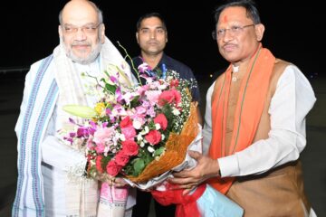 केंद्रीय गृह मंत्री शाह का मुख्यमंत्री विष्णुदेव साय ने स्वामी विवेकानंद विमानतल पर किया आत्मीय स्वागत