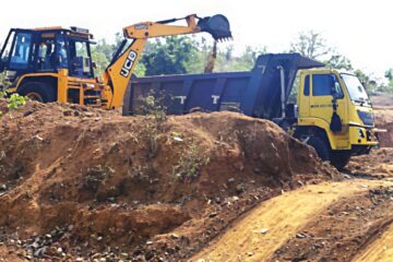 अवैध मुरुम उत्खनन करते हुए हाईवा और जेसीबी जब्त,दबिश देते हुए कुमरदा तहसीलदार आकांक्षा साहू