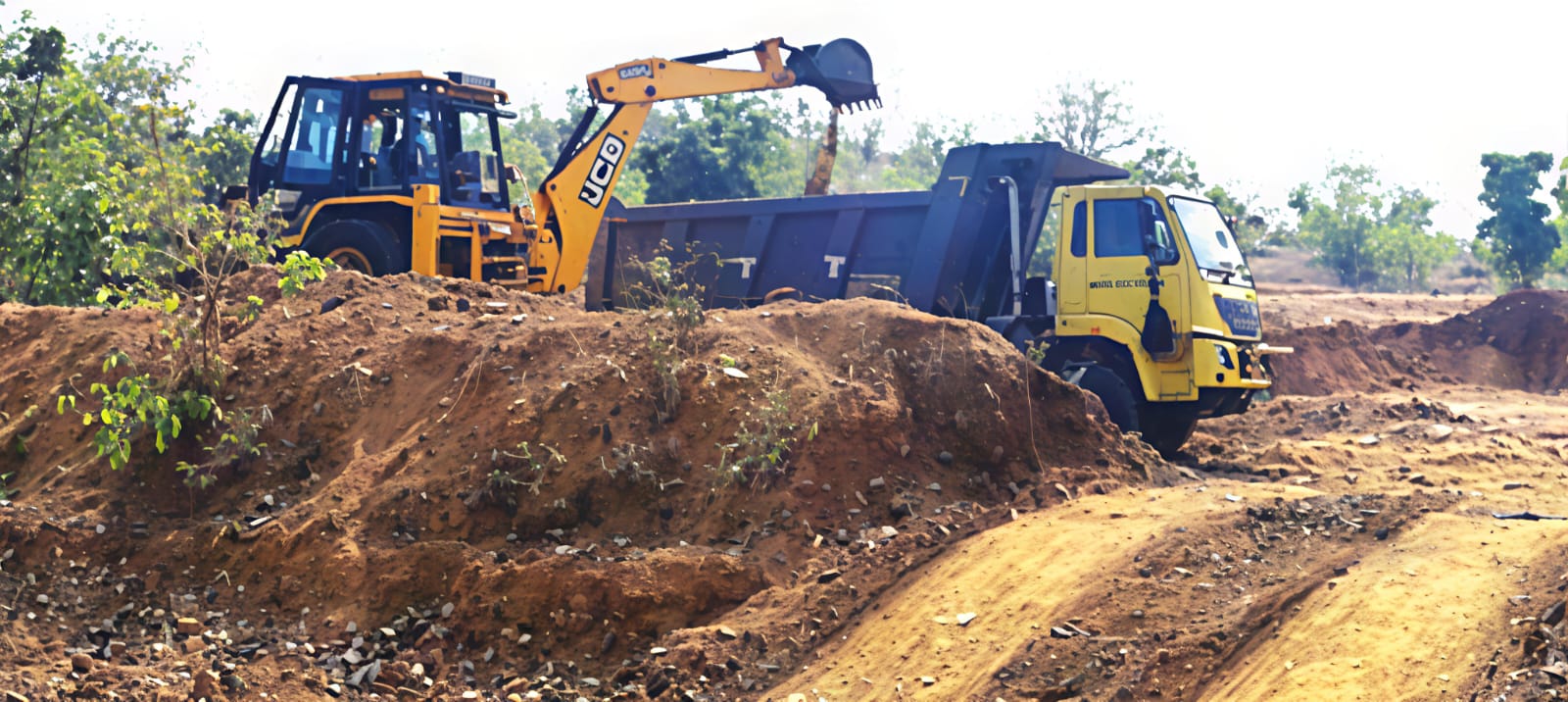 अवैध मुरुम उत्खनन करते हुए हाईवा और जेसीबी जब्त,दबिश देते हुए कुमरदा तहसीलदार आकांक्षा साहू