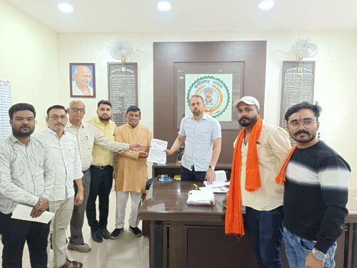 शासकीय पशु चिकित्सकों की लचर कार्यप्रणाली पर विहिप-बजरंग दल ने जताया आक्रोश, कलेक्टर को सौंपा ज्ञापन