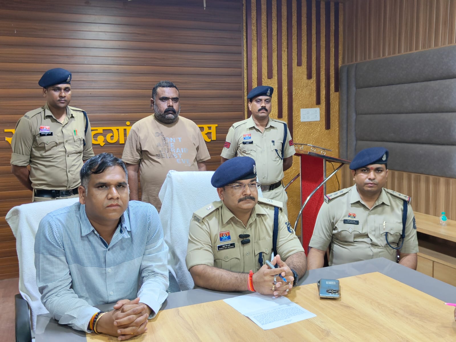 राजनांदगांव, 14 जून 2025 — जिले में अवैध रेत खनन को लेकर एक बड़ी कार्रवाई सामने आई है। थाना बसंतपुर क्षेत्र के ग्राम मोहड़ नदी क्षेत्र में अवैध रेत खनन को लेकर शुरू हुए विवाद में अब तक तीन आरोपियों को गिरफ्तार किया जा चुका है। ताजा जानकारी के अनुसार, आज पुलिस ने इस मामले में एक और आरोपी अभिनव तिवारी को गिरफ्तार कर न्यायालय में पेश किया, जहां से उसे जेल भेज दिया गया। घटना 11 जून 2025 की रात करीब 7 से 7:30 बजे के बीच की है, जब मोहड़ नदी में रैम्प निर्माण के लिए जेसीबी मशीन लेकर एक चालक पहुंचा था। स्थानीय ग्रामीणों ने जब अवैध खनन का विरोध किया तो एक कार से उतरे 7–8 लोगों ने ग्रामीणों से मारपीट की और फायरिंग भी की। घटना की सूचना मिलते ही थाना बसंतपुर में अपराध क्रमांक 257/2025 के तहत मामला दर्ज किया गया। पुलिस ने आरोपी पर बीएनएस की धाराएं 109(2), 191(2), 191(3), 190, 296, 115(2), 351(2) और आर्म्स एक्ट की धाराएं 25, 27 एवं माइनिंग एक्ट की धारा 21 के तहत अपराध पंजीबद्ध किया। इससे पहले इस मामले में भगवती निषाद और संजय रजक को गिरफ्तार कर न्यायिक हिरासत में भेजा जा चुका है। पुलिस ने आज तीसरे आरोपी अभिनव तिवारी, निवासी ग्राम सोमनी, को हिरासत में लेकर पूछताछ की, जिसमें उसने जेसीबी व हाईवा वाहन का मालिक होने और अवैध खनन की जानकारी होने की बात स्वीकार की। पूछताछ के बाद उसे विधिवत गिरफ्तार कर न्यायालय में पेश किया गया, जहां से जिला जेल राजनांदगांव भेज दिया गया। पुलिस सूत्रों के अनुसार, मामले से जुड़े अन्य आरोपियों की गिरफ्तारी के लिए अलग-अलग टीमें बनाई गई हैं और दबिश दी जा रही है। जल्द ही अन्य आरोपियों को भी हिरासत में लिए जाने की संभावना जताई जा रही है। (रिपोर्ट – न्यूज़ डेस्क, जतन चंडिका न्यूज़]) — अवैध खनन के खिलाफ पुलिस की यह कार्रवाई जिले में इस प्रकार के मामलों पर सख्ती की ओर एक अहम संकेत मानी जा रही है।