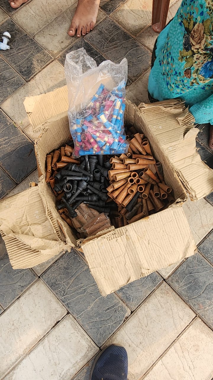 पान ठेले की आड़ में गांजा बेच रहा था युवक, 2 किलो गांजा और धारदार हथियारों के साथ गिरफ्तार