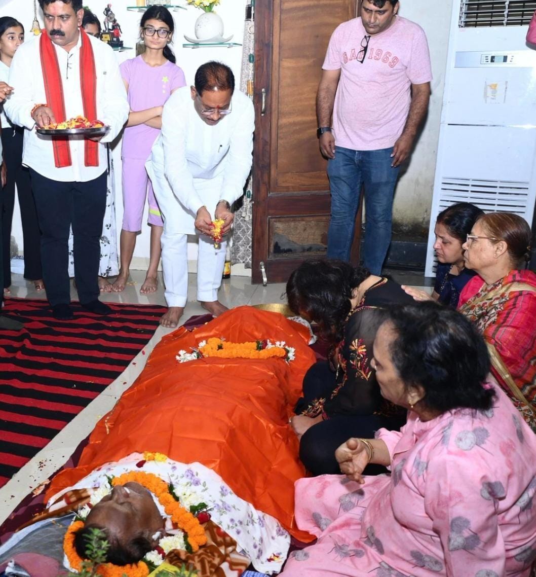 मुख्यमंत्री विष्णु देव साय ने पद्मश्री डॉ. सुरेंद्र दुबे को दी श्रद्धांजलि