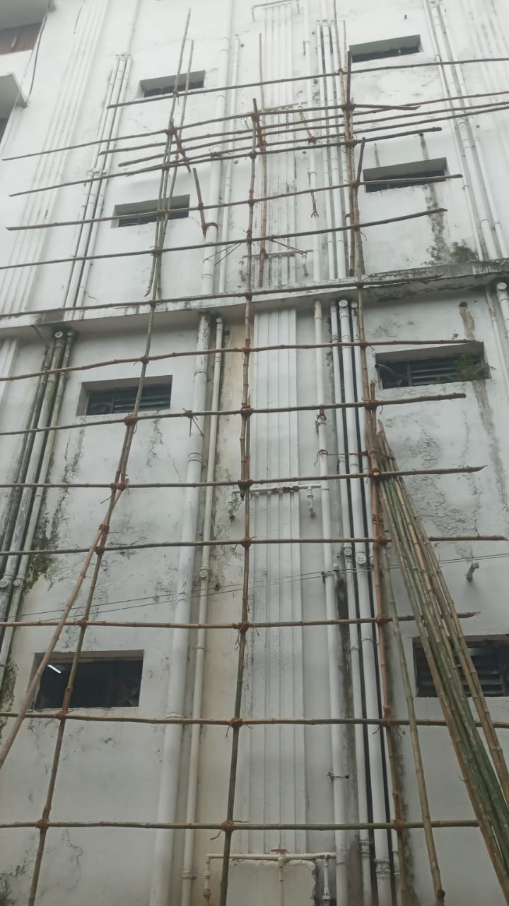 नगर निगम मुख्यालय में ऊपरी मंजिल का पाइप फटा, जल आपूर्ति बाधित, मरम्मत कार्य तेज़ी से जारी