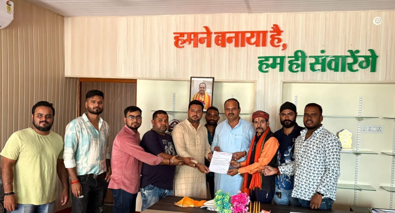 रायपुर। शहर की संस्कृति और लोक परंपराओं को पुनर्जीवित करने की दिशा में एक महत्वपूर्ण पहल करते हुए रायपुर की 10 से 12 स्थानीय श्रीगणेश उत्सव समितियों के पदाधिकारी आज नगर निगम मुख्यालय पहुंचे और सभापति श्री सूर्यकान्त राठौड़ से सौजन्य मुलाकात की। पदाधिकारियों ने विगत पाँच वर्षों से बंद पड़ी श्रीगणेश उत्सव स्थल सजावट तथा झांकी विसर्जन सजावट के पुरस्कारों को दोबारा प्रारंभ करने की मांग को लेकर ज्ञापन सौंपा। उनका कहना था कि ये पुरस्कार न सिर्फ उत्सव समितियों के उत्साहवर्धन का माध्यम हैं, बल्कि स्थानीय मूर्तिकारों और कलाकारों को भी सांस्कृतिक मंच प्रदान करते हैं। सभापति श्री सूर्यकान्त राठौड़ ने प्रतिनिधियों की मांग को सकारात्मक रूप से स्वीकारते हुए कहा कि शहर की संस्कृति और विरासत का संरक्षण नगर निगम की प्राथमिकताओं में शामिल है। उन्होंने तत्काल महापौर श्रीमती मीनल चौबे, आयुक्त श्री विश्वदीप और संस्कृति विभाग के अध्यक्ष श्री अमर गिदवानी को पत्र लिखकर यह आग्रह किया कि पुरस्कार योजना को पुनः शुरू किया जाए। सभापति ने यह भी कहा कि इस पहल से शहर में सांस्कृतिक चेतना को बल मिलेगा और नई पीढ़ी को भी पारंपरिक मूल्यों से जोड़ने का अवसर मिलेगा। नगर निगम द्वारा यदि यह योजना दोबारा शुरू की जाती है, तो यह न केवल कलाकारों और आयोजकों के लिए उत्साहवर्धक होगा, बल्कि रायपुर की सांस्कृतिक पहचान को भी और मजबूती मिलेगी।