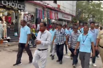 मालवीय रोड पर टीम प्रहरी की बड़ी कार्रवाई, पांच दुकानों का सामान और ठेले जब्त