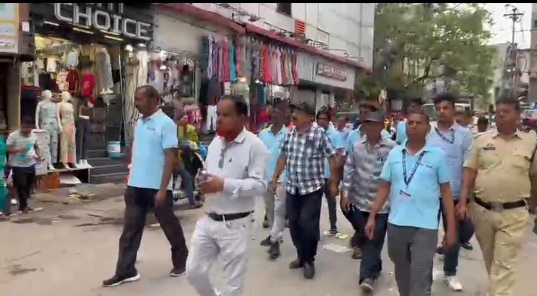 मालवीय रोड पर टीम प्रहरी की बड़ी कार्रवाई, पांच दुकानों का सामान और ठेले जब्त