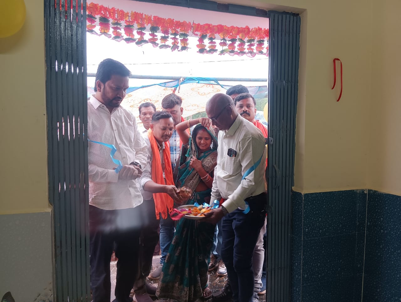 खैरागढ़ जिले के सुदूर वनाँचल ग्राम झिरिया में नेवता भोज का आयोजन. नवीन शाला भवन का लोकर्पण