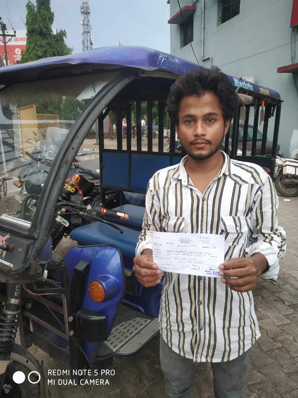 ई-रिक्शा चालक द्वारा फिल्मी स्टाईल में स्टंट करना पड़ा महंगा, 3000 रूपये का भरना पड़ा जुर्माना।