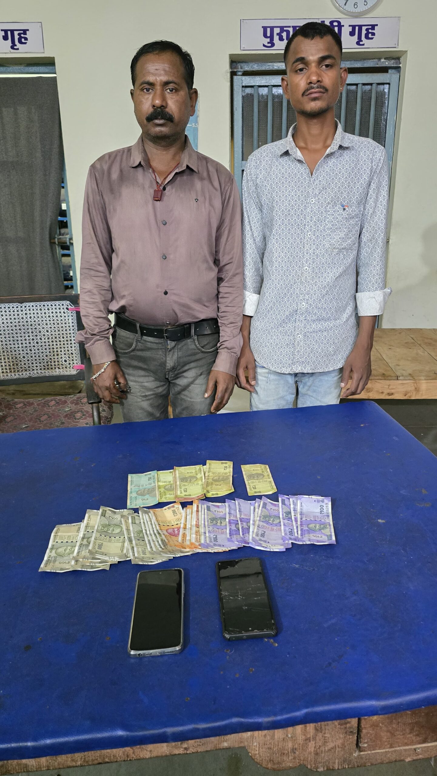 रायपुर | 15 जुलाई 2025 रायपुर के गोबरा नवापारा थाना क्षेत्र अंतर्गत ग्राम कुर्रा स्थित महर्षि ढाबा के पास सट्टा खेलते दो आरोपियों को पुलिस ने रंगे हाथों पकड़ा। गिरफ्तार किए गए आरोपियों में किशन गिलहरे (23) और अजय कुमार साहू (48) शामिल हैं। एण्टी क्राइम और साइबर यूनिट को सूचना मिली थी कि ढाबे के पास सट्टा चल रहा है। सूचना पर गोबरा नवापारा पुलिस और साइबर टीम ने संयुक्त कार्रवाई करते हुए रेड मारा। मौके से ₹7,230 नकद और सट्टा पर्ची बरामद हुई। आरोपियों पर जुआ प्रतिषेध अधिनियम 2022 की धारा 6 के तहत मामला दर्ज किया गया है। कार्रवाई में निरीक्षक दीपेश जायसवाल व साइबर यूनिट प्रभारी निरीक्षक परेश पांडे सहित टीम का सराहनीय योगदान रहा।