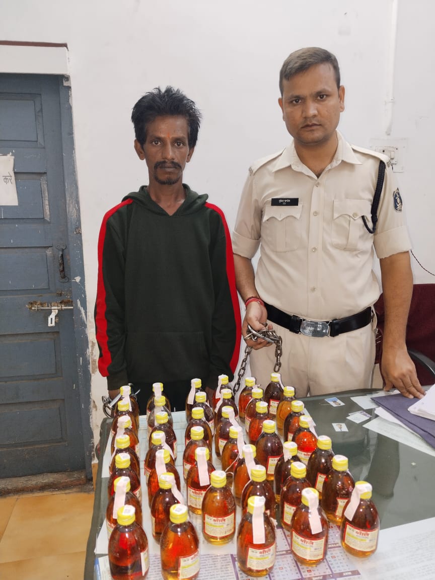 रायपुर। घोड़ाई तालाब पार रामकुंड इलाके में अवैध शराब बिक्री की सूचना पर आजाद चौक पुलिस ने आरोपी राजकुमार वर्मा (37) को रंगे हाथ पकड़ा। पुलिस ने उसके कब्जे से 45 पौवा देशी शोले मशाला मदिरा (कुल 8.100 बल्क लीटर), कीमत 4500 रुपए और 660 रुपए नगद जब्त कर धारा 34(2) आबकारी एक्ट के तहत अपराध दर्ज किया। आरोपी को न्यायिक रिमांड पर जेल भेजा गया।