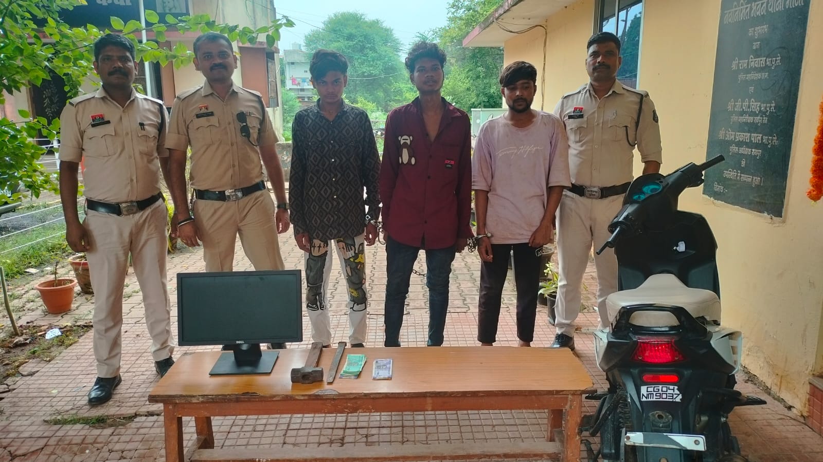 डूमरतराई में दुकान का दीवार फाड़कर चोरी, तीन आरोपी गिरफ्तार