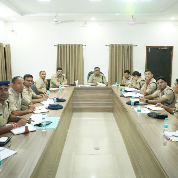 IG रायपुर ने ली अपराध समीक्षा बैठक, NDPS और साइबर अपराधों पर सख्त निर्देश