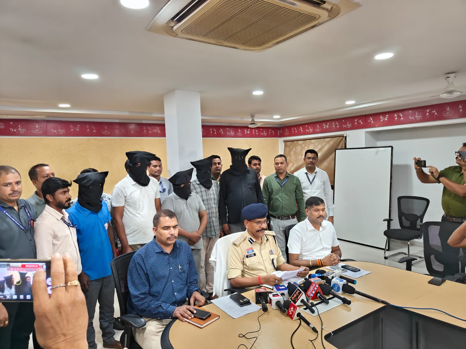 ऑपरेशन साइबर शील्ड : देशभर में करोड़ों की ठगी करने वाले यूपी के 5 शातिर गिरफ्तार