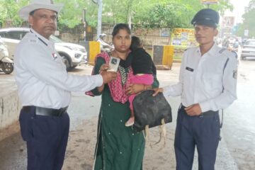 गिरा पर्स लौटाकर ट्रैफिक जवानों ने पेश की ईमानदारी की मिसाल, SSP ने की सराहना