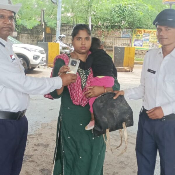 गिरा पर्स लौटाकर ट्रैफिक जवानों ने पेश की ईमानदारी की मिसाल, SSP ने की सराहना