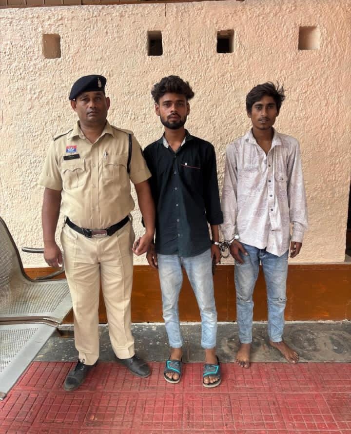 मोबाइल झपटमार गिरफ़्तार, चोरी का मोबाइल और बाइक जब्त