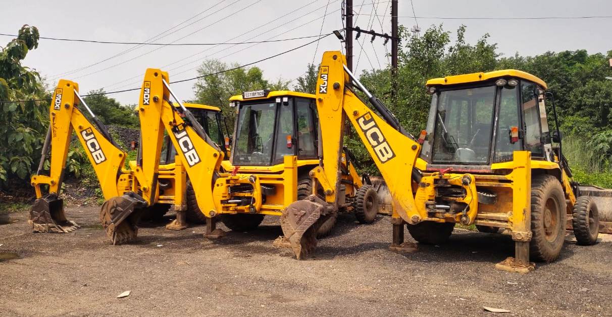 रेत के अवैध उत्खनन पर कार्रवाई, 3 जेसीबी और 1 हाईवा जब्त