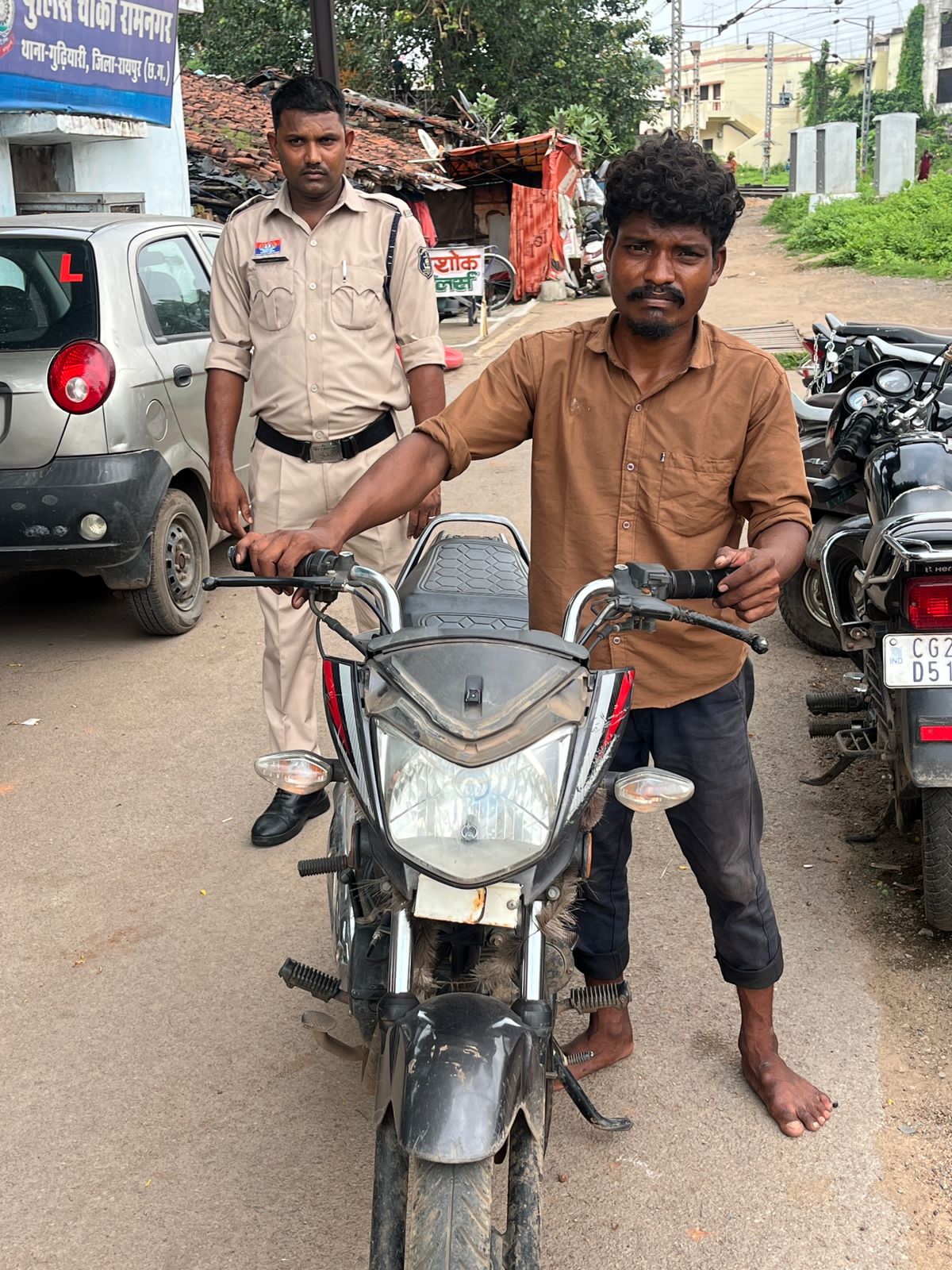 चंद घंटों में बाइक चोर गिरफ्तार, चोरी की मोटरसाइकिल बरामद