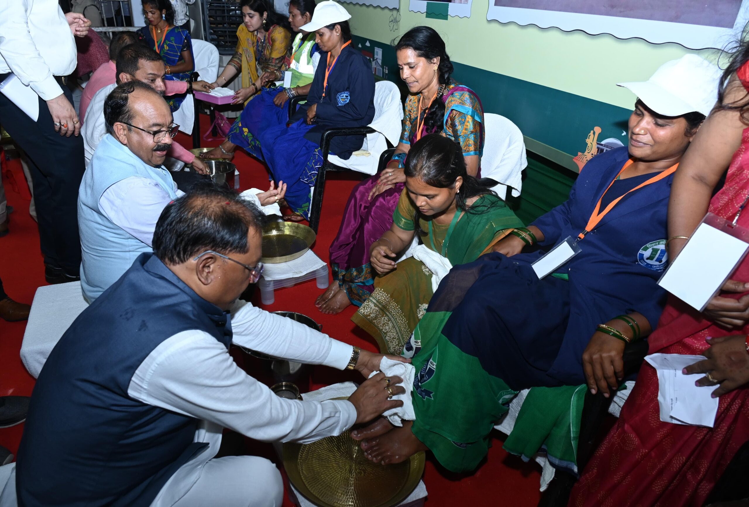 मुख्यमंत्री ने पैर पखारकर किया सम्मान, भावुक हुईं स्वच्छता दीदियां
