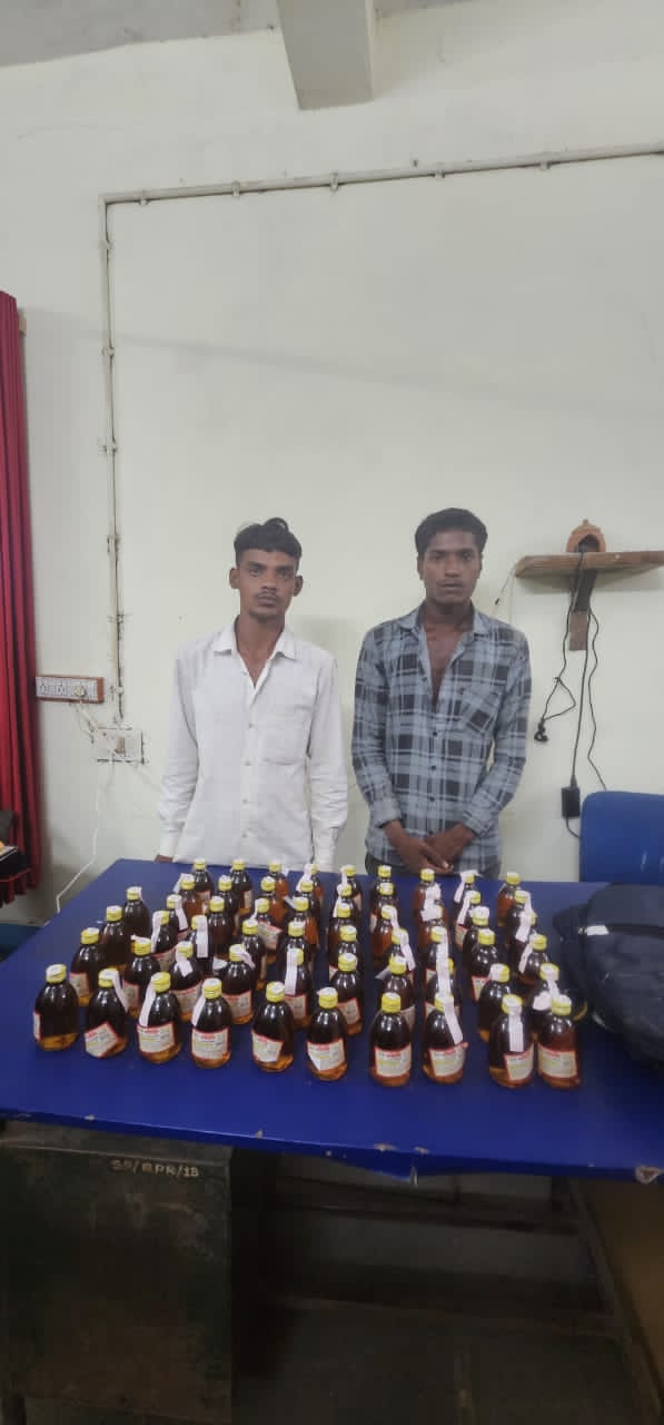 दो शराब तस्कर गिरफ्तार 58 पौवा देशी शराब और एक्टिवा बरामद